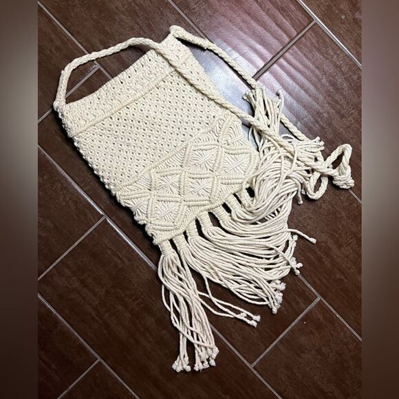 Accessories by Lindex Ivory Macrame crochet tasseled crossover - Picture 4 of 7